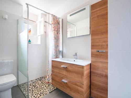 a bathroom with a sink and a shower at Appartement à 100m de la plage dans le quartier historique in Collioure