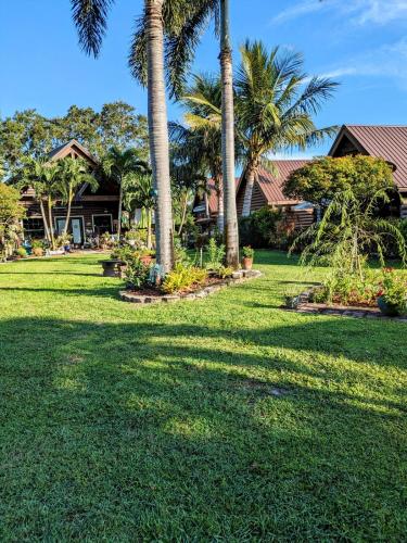 Charming, Cozy, Waterview Log Cabin With Sunsetsにある庭