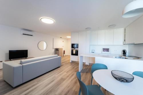 a kitchen and living room with a table and chairs at Oceanside Village 2 in Lagoa