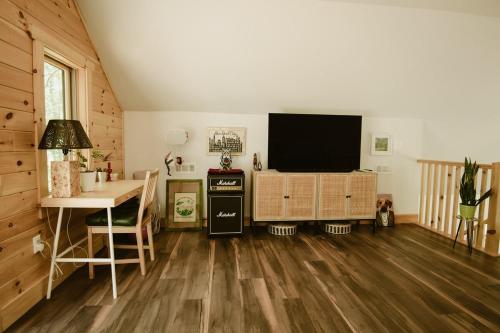 Μια τηλεόραση ή/και κέντρο ψυχαγωγίας στο Narrowsburg Modern Chalet with Pond Fire Pit