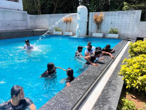Bazén v ubytování Mount Coco Resort Yercaud nebo v jeho okolí