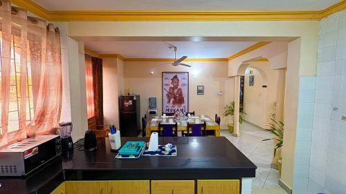 Frere TownにあるChale Apartment 6の部屋にテーブルと椅子のあるキッチン