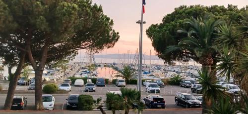 un estacionamiento lleno de coches en un puerto en Studio port santa lucia, en Saint-Raphaël
