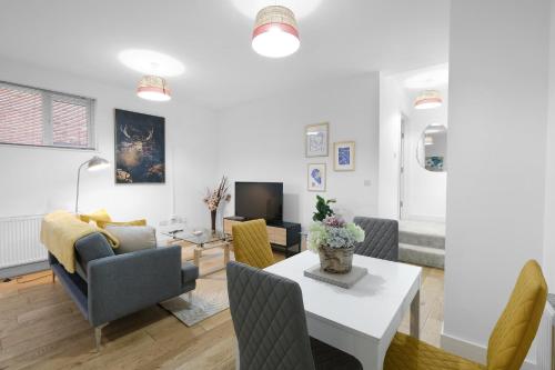 a living room with a table and chairs at Eastons 1 Bedroom Apartment with Sofa Bed in High Wycombe