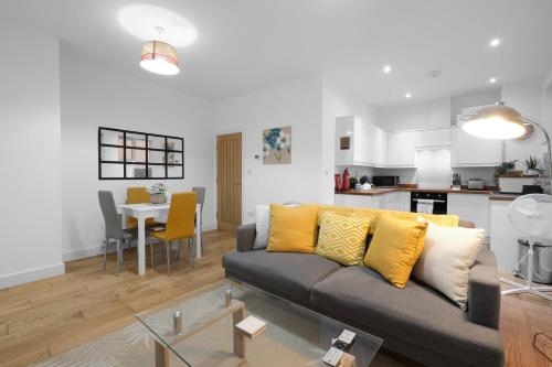 a living room with a couch and a kitchen at Eastons 1 Bedroom Apartment with Sofa Bed in High Wycombe