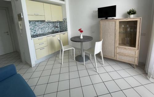 a small kitchen with a table and chairs in a room at Residence Le Dune Club in Varigotti