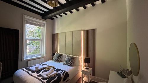 Giường trong phòng chung tại Sefton Park Boutique Apartments