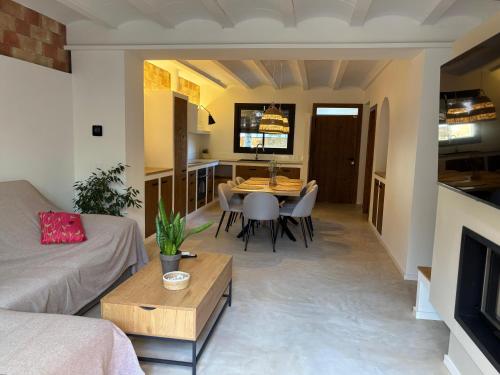 Χώρος καθιστικού στο Can Pou, charming village house in Girona