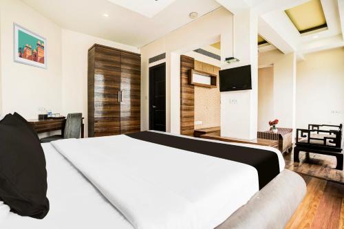 Ένα ή περισσότερα κρεβάτια σε δωμάτιο στο Hotel O Shubham Suites
