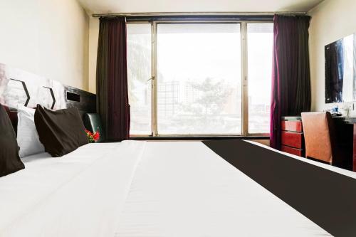 Ένα ή περισσότερα κρεβάτια σε δωμάτιο στο Hotel O Shubham Suites