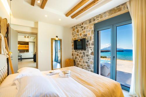 Ένα ή περισσότερα κρεβάτια σε δωμάτιο στο Terramare Villas Karpathos