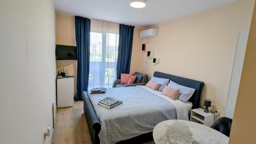 Katil atau katil-katil dalam bilik di Elegant studio - 100 m from Smokinya Beach by Flat Mаnager