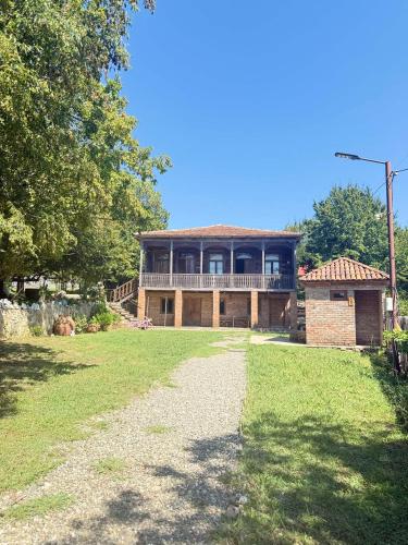 Casa de ladrillo grande con porche y patio en House Kvali, en Banoja