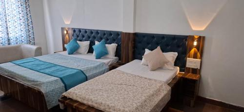 Una cama o camas en una habitación de Hotel K D