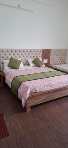 Una cama o camas en una habitación de Hotel K D