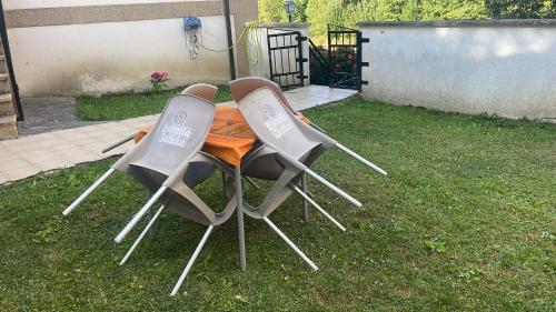 two chairs and a table in the grass at Retaetxe in Orbaiceta
