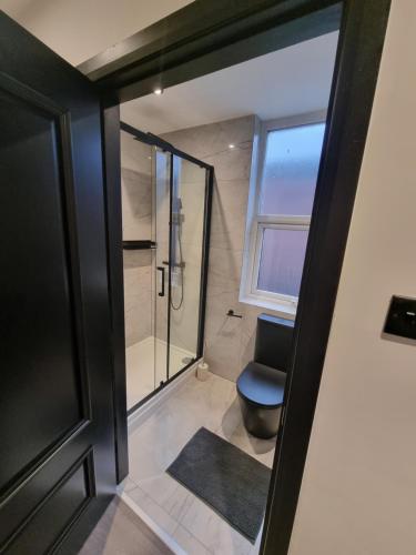 un bagno con wc e doccia in vetro di 3M Luxury Living a Preston