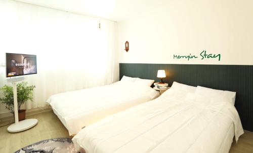 Postel nebo postele na pokoji v ubytování Merryin Stay #길동역5분 #무료짐보관 #KSPO #롯데월드 #아산병원