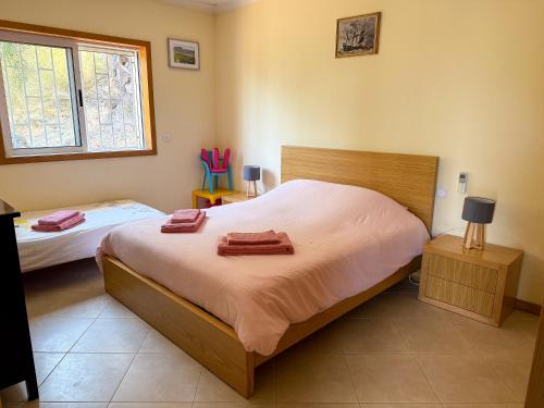 Un dormitorio con dos camas con toallas encima. en Cerca do casal, en Santo Tirso