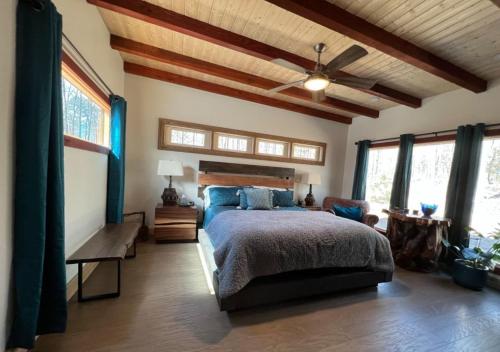 Ένα ή περισσότερα κρεβάτια σε δωμάτιο στο Canyon A-Frame Cabin - Fire Pit, Sauna, Hiking