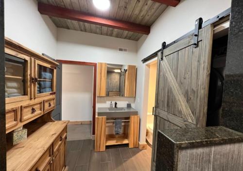 Η κουζίνα ή μικρή κουζίνα στο Canyon A-Frame Cabin - Fire Pit, Sauna, Hiking