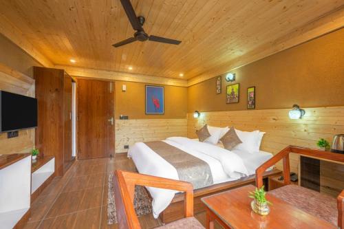 Postel nebo postele na pokoji v ubytování The Charvi Retreat I Conference I Vacations I MICE I Family Events I Open Air Terrace I Sky Bonfire I Wooden Rooms With Pvt Balconies I by Exotic Stays