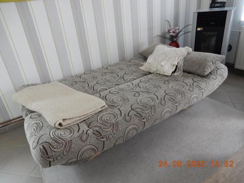 a couch with two pillows on it in a room at Spitzenkemenate in Burgneudorf