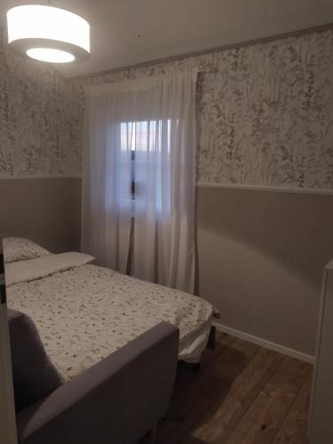 Postel nebo postele na pokoji v ubytování Domek nad jeziorem Chłop