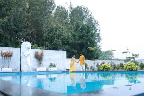 Bazén v ubytování Mount Coco Resort Yercaud nebo v jeho okolí