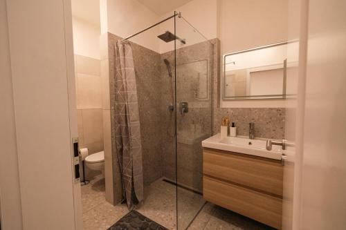 une salle de bain avec douche, lavabo et toilettes dans l'établissement Nest 5B, à Bratislava