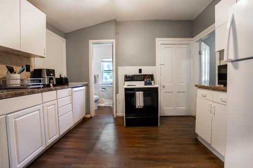 Gallery image of Spacious home by The University of Akron!! Dogs Welcome! in Akron