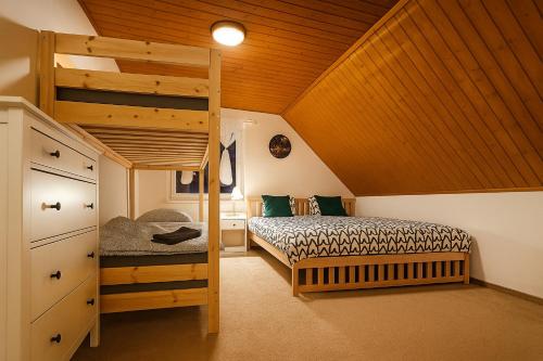 Cama o camas de una habitación en Chalupa v Oblacích