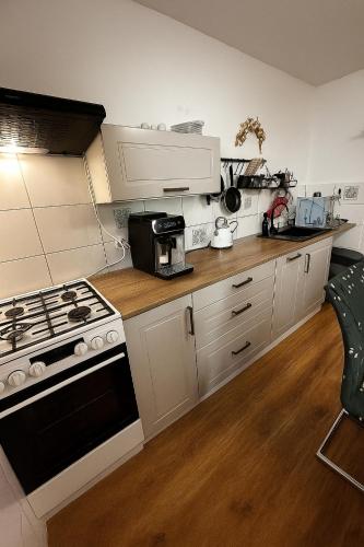 Una cocina o zona de cocina en Chalupa v Oblacích