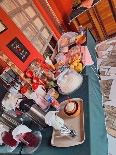 un tavolo con cibo e bevande sopra di Pousada Aconchego Recanto Do Mar a São Sebastião