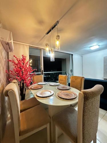 a dining room table with chairs and a dining room at Apartamento exclusivo en el norte Barranquilla amoblado ,3 parqueadero privados ,3 habitaciones privadas con aire acondicionado recepción 24 horas piscinas gym vista al río in Barranquilla