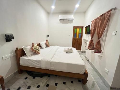 Ένα ή περισσότερα κρεβάτια σε δωμάτιο στο Hotel golden mirage Jaisalmer