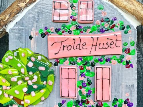 una casa de jengibre con forma de casa con flores en 8 person holiday home in Væggerløse, en Bøtø By