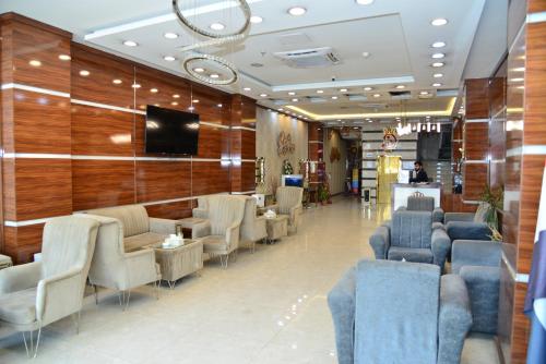 Ruang duduk di Dynasty Hotel