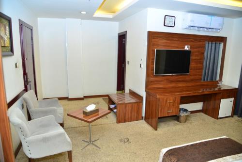 Televisyen dan/atau pusat hiburan di Dynasty Hotel