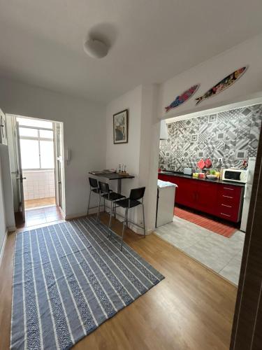 a living room with a table and a kitchen at Casa do Ruben Lisboa in Lisbon