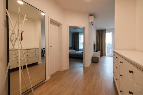 Cette chambre comprend un grand miroir. dans l'établissement Nest 5B, à Bratislava