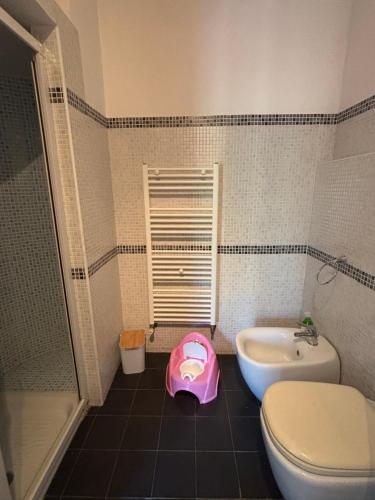 een badkamer met toilet, wastafel en bad bij Terrace Garden Apartment in Acitrezza