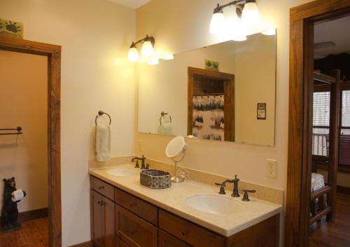 Ένα μπάνιο στο Secluded Cabin - Games, Fire Pit, Hot Tub, Pet OK