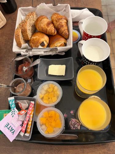 Una bandeja con un montón de comida sobre una mesa. en Chambre d'hôte Mélusine - Spa Illimité - Nature - Les Fées des Chênes, en Salvagnac