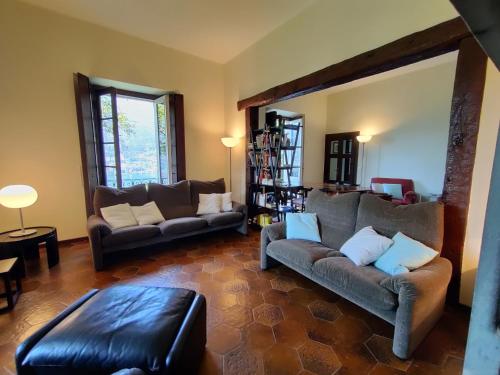 a living room with two couches and a couch at Magnifica villa di fine '800 in Blevio