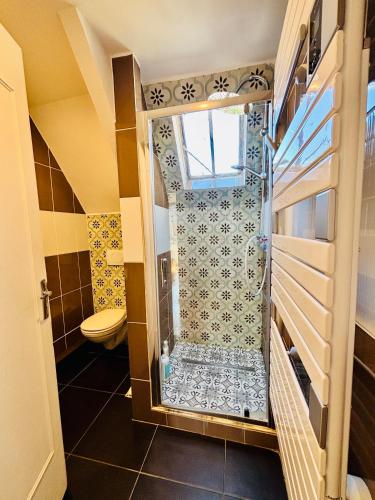 a bathroom with a shower and a toilet at Le Jeanne d'Arc - Appartements meublés in Gien