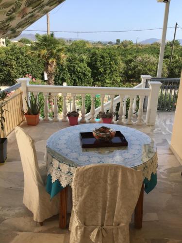 Μπαλκόνι ή βεράντα στο Lidas Golden View-All around veranda apartment