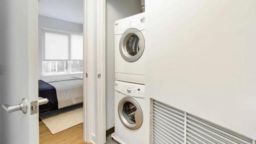 Ένα ή περισσότερα κρεβάτια σε δωμάτιο στο Luxury Penn Quarter Downtown DC