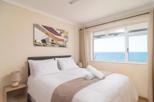 Ένα ή περισσότερα κρεβάτια σε δωμάτιο στο Comfy Beachfront Apt! Shared Pool!