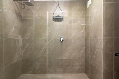 Ένα μπάνιο στο Comfy Beachfront Apt! Shared Pool!